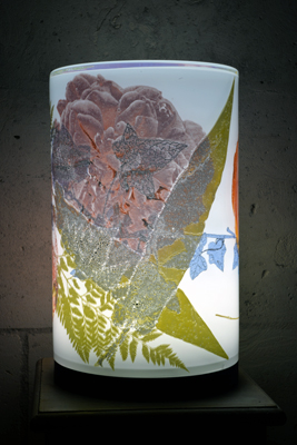 Veilleuse totem Fougères & Rose – Verre Soufflé LED 5 Veilleuse totem Fougères & Rose – Verre Soufflé LED – Image 5