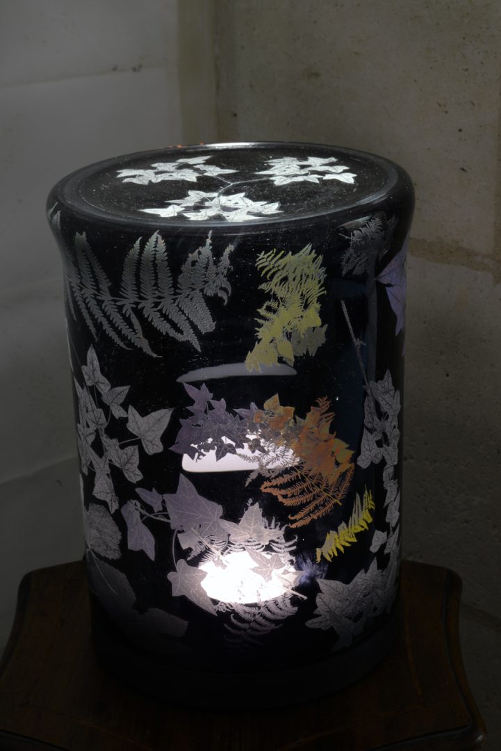 Veilleuse totem Fougères Délicates – Verre Soufflé LED 7 Veilleuse totem Fougères Délicates – Verre Soufflé LED – Image 7