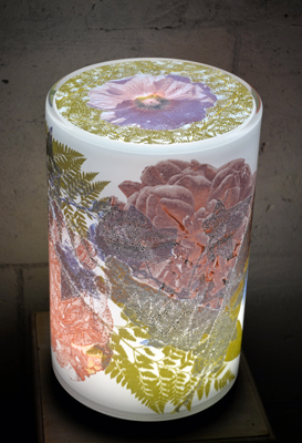 Veilleuse totem Fougères & Rose – Verre Soufflé LED 3 Veilleuse totem Fougères & Rose – Verre Soufflé LED – Image 3