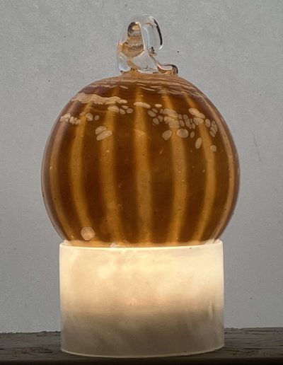 01 jerome ghesquiere photographie soufflee artisan souffleur verre boule de noel jaune