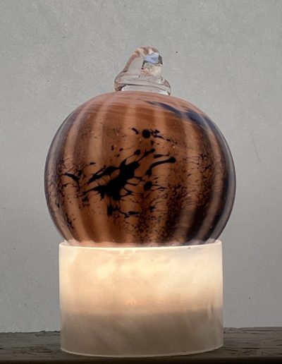 01 jerome ghesquiere photographie soufflee artisan souffleur verre boule de noel rose