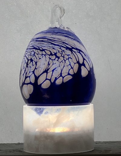 01 jerome ghesquiere photographie soufflee artisan verre boule de noel bleu