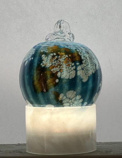 01 jerome ghesquiere photographie soufflee artisan verre boule de noel bleu vert