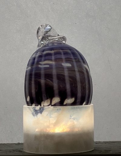 01 jerome ghesquiere photographie soufflee artisan verre boule de noel mauve