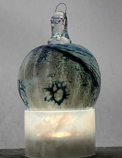 04 jerome ghesquiere photographie soufflee artisan verre boule de noel bleu vert